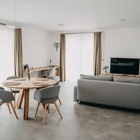 Usti Apartment *